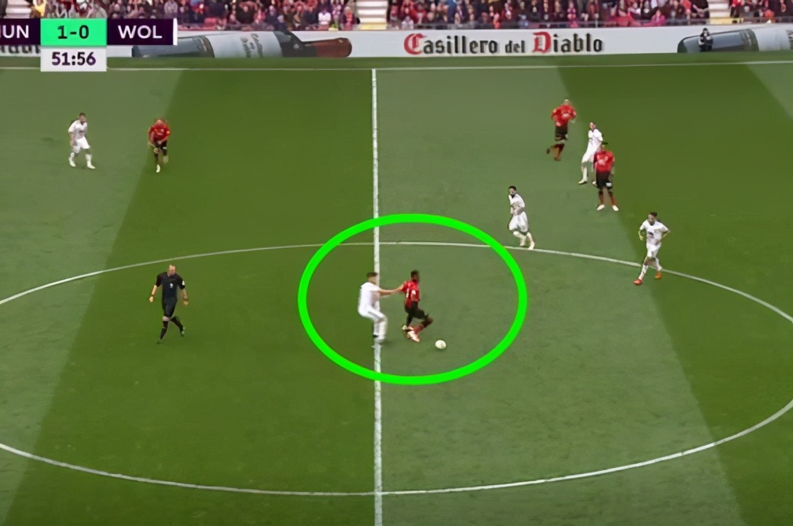 什么样的中场更适合现代足球,中场转身摆脱