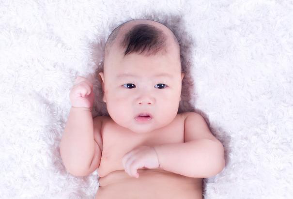 宝宝拍了嗝还吐奶是什么原因,宝宝拍过嗝还吐奶怎么回事