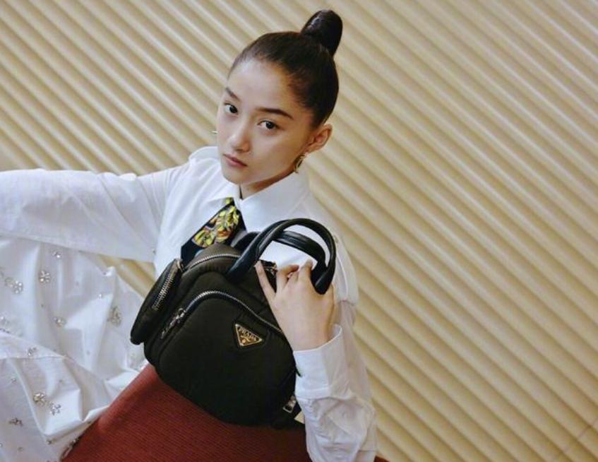 关晓彤王牌对王牌齐刘海发型,关晓彤齐刘海黑长直造型