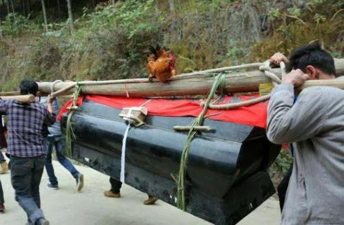 古人放进棺材中为什么钉铁钉,古代人死之后为什么把钱放入棺材