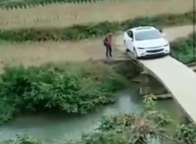 如何安全开车过窄桥,小车怎么过窄桥