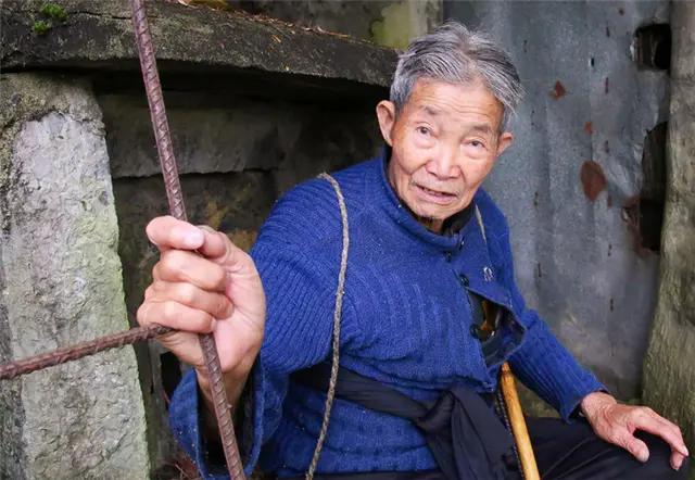 92岁老人14年花26万建墓,17年湖南90岁老人自建活人墓落地