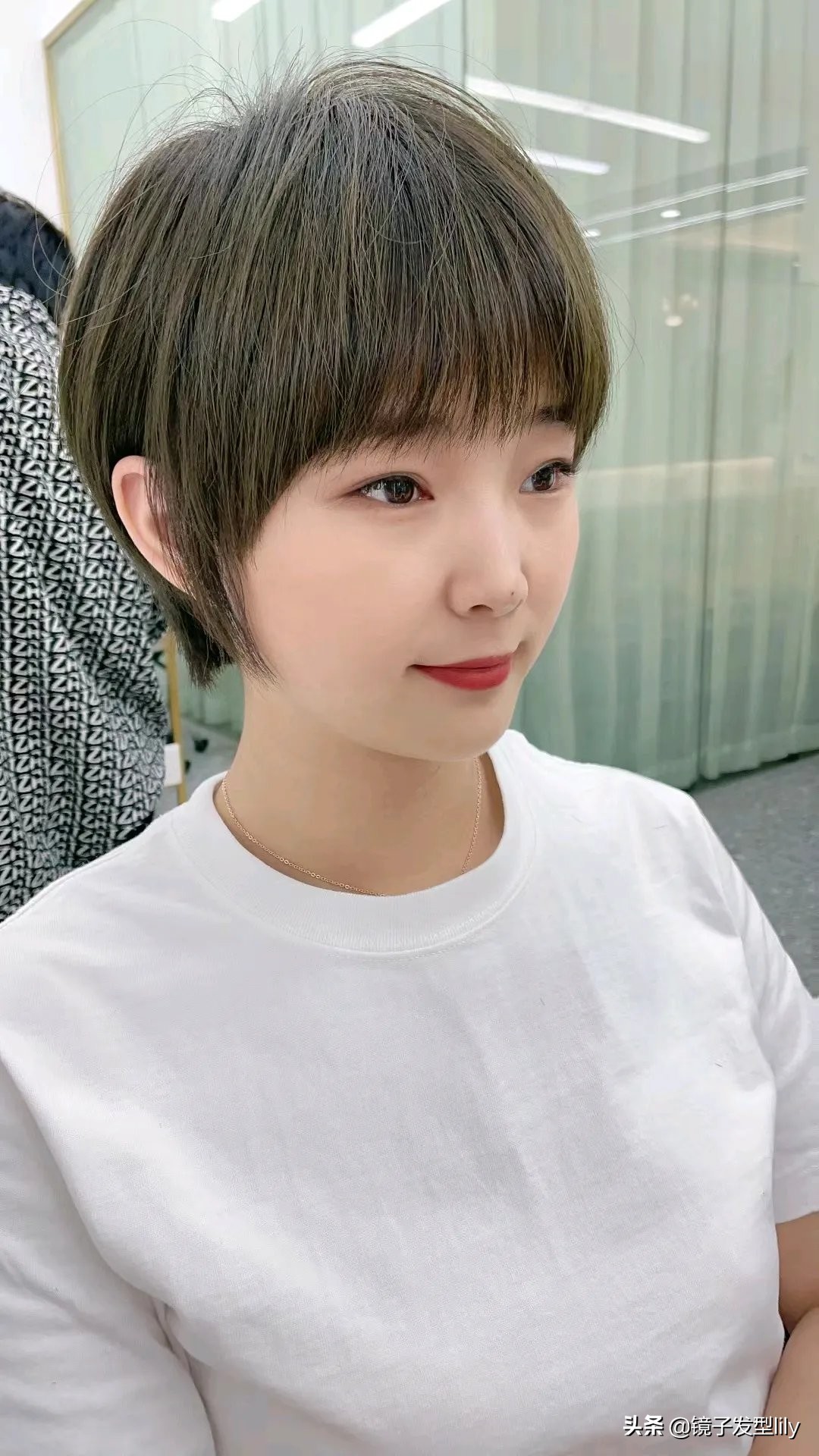 最流行的八款减龄瘦脸发型,40到50瘦脸人剪什么发型好看