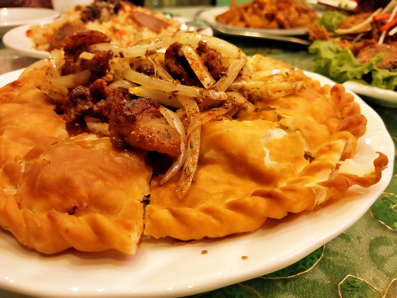 外媒首推京城*疆新**菜餐厅,东四胡同里的弯弯月亮