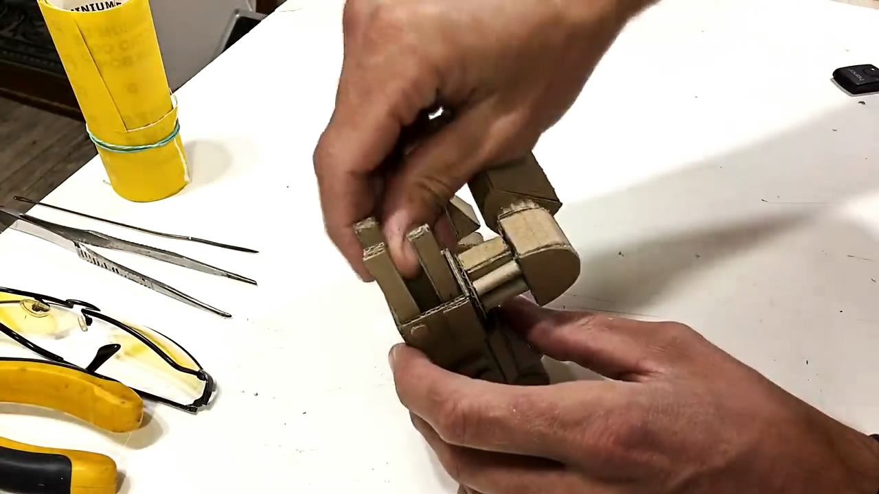 手工制作玩具机器人小视频,纸板机器人手工制作教程