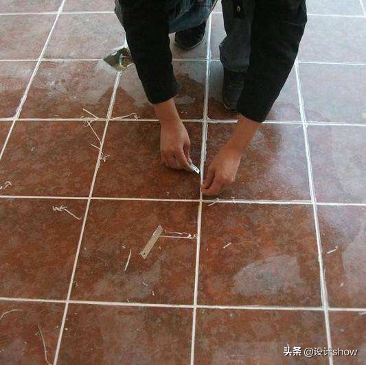 铺瓷砖过程中师傅忘了关水,瓷砖忘记埋线管如何处理