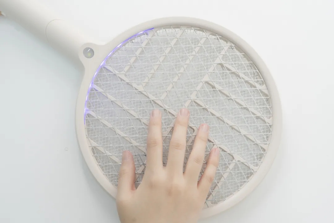 烦人的蚊子被自动引诱过来，“啪啪啪”轻松捕杀，这杀器太爽了！