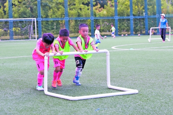 快乐的运动场“寂寞”的课桌椅——直击“双减”后开学首个周末