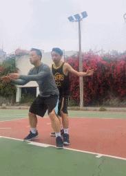 利用身体突破内线技巧,内线最简单最有效打法