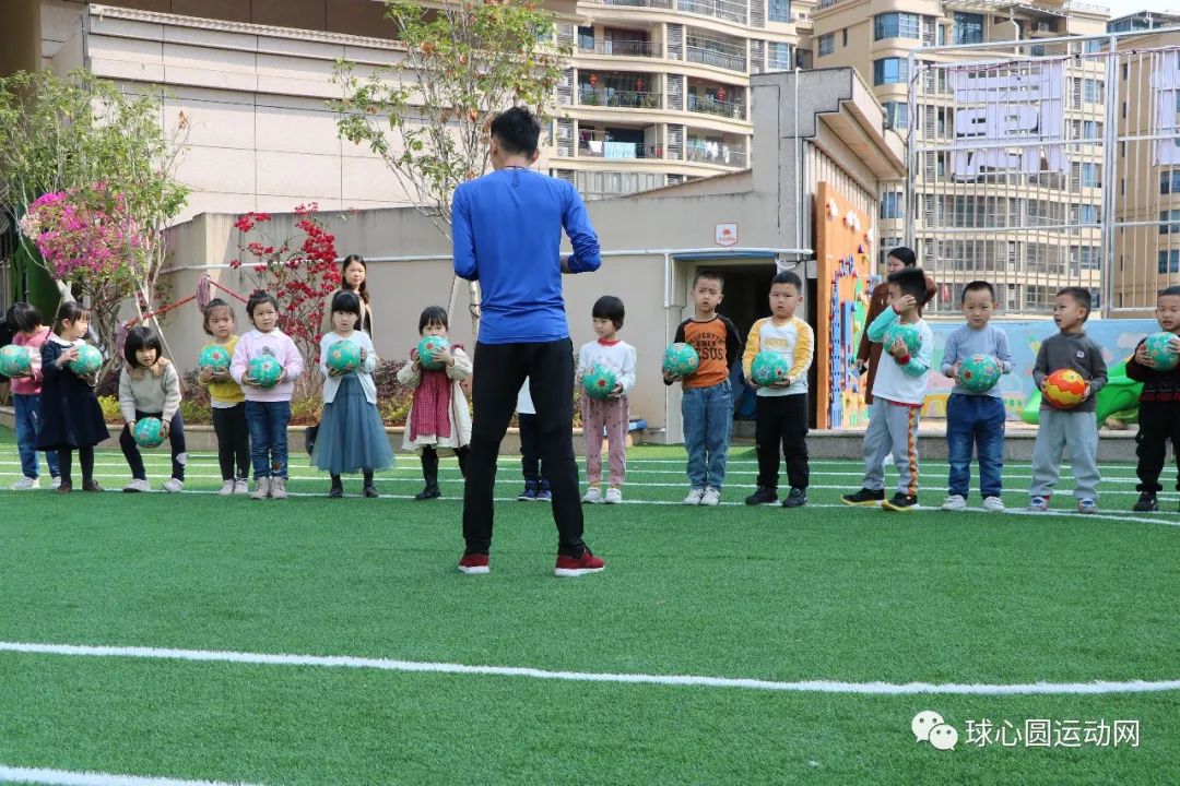 足球从娃娃抓起完整版,足球从娃娃抓起的前一句