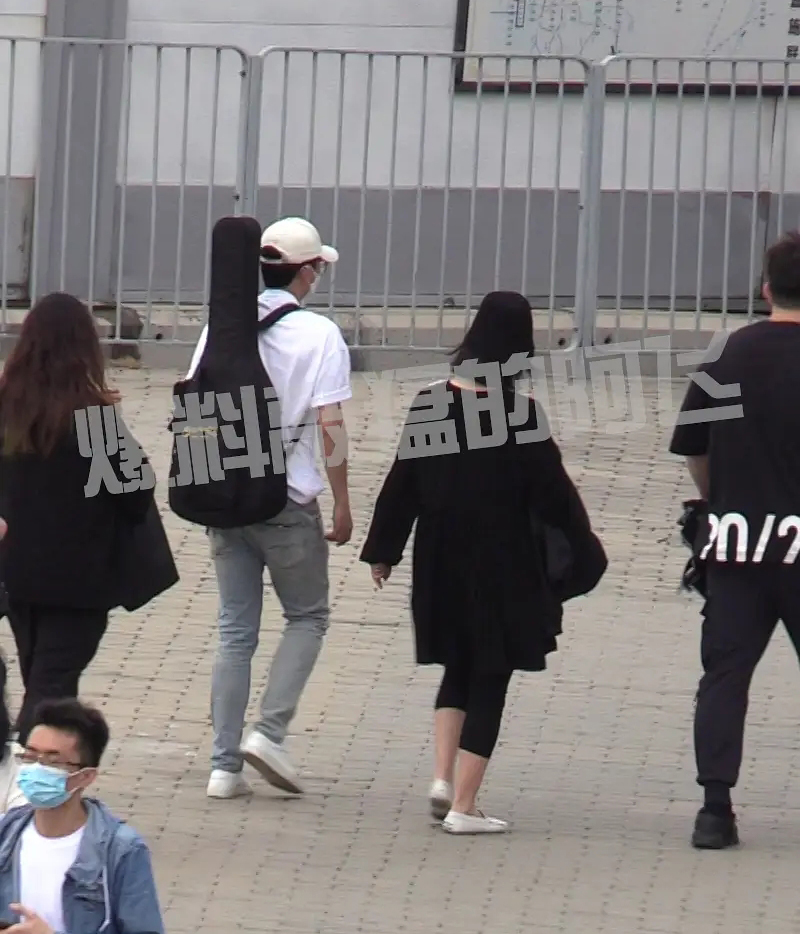 谢娜产后首次与张杰秀恩爱的视频,谢娜和张杰的二胎宝贝现在的状况