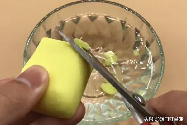 502胶水把两个手指粘在一起怎么办,手指和塑料被502粘到一起怎么办