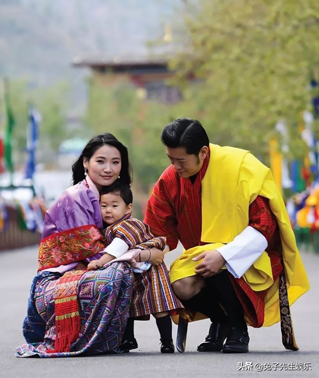 不丹龙太子过4岁生日，竟然穿上龙袍出现，越来越有王者气质了