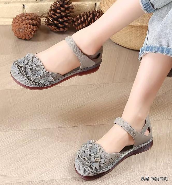 现在穿的凉鞋洋气点的,民族风软底妈妈凉鞋