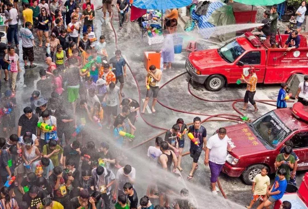 泰国泼水节狂欢现场完整版,泰国泼水节vs云南泼水节