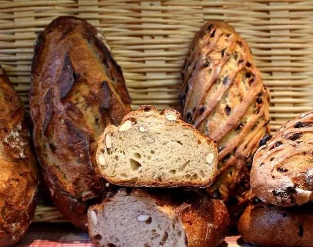 面包材料怎么搅拌得更均匀 (面包搅拌步骤注意事项)