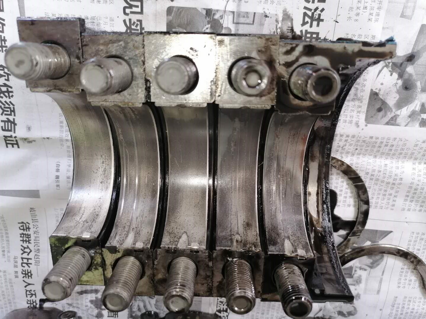 发动机冒白烟蓝烟烧机油,尾气大量冒蓝烟要不要大修发动机