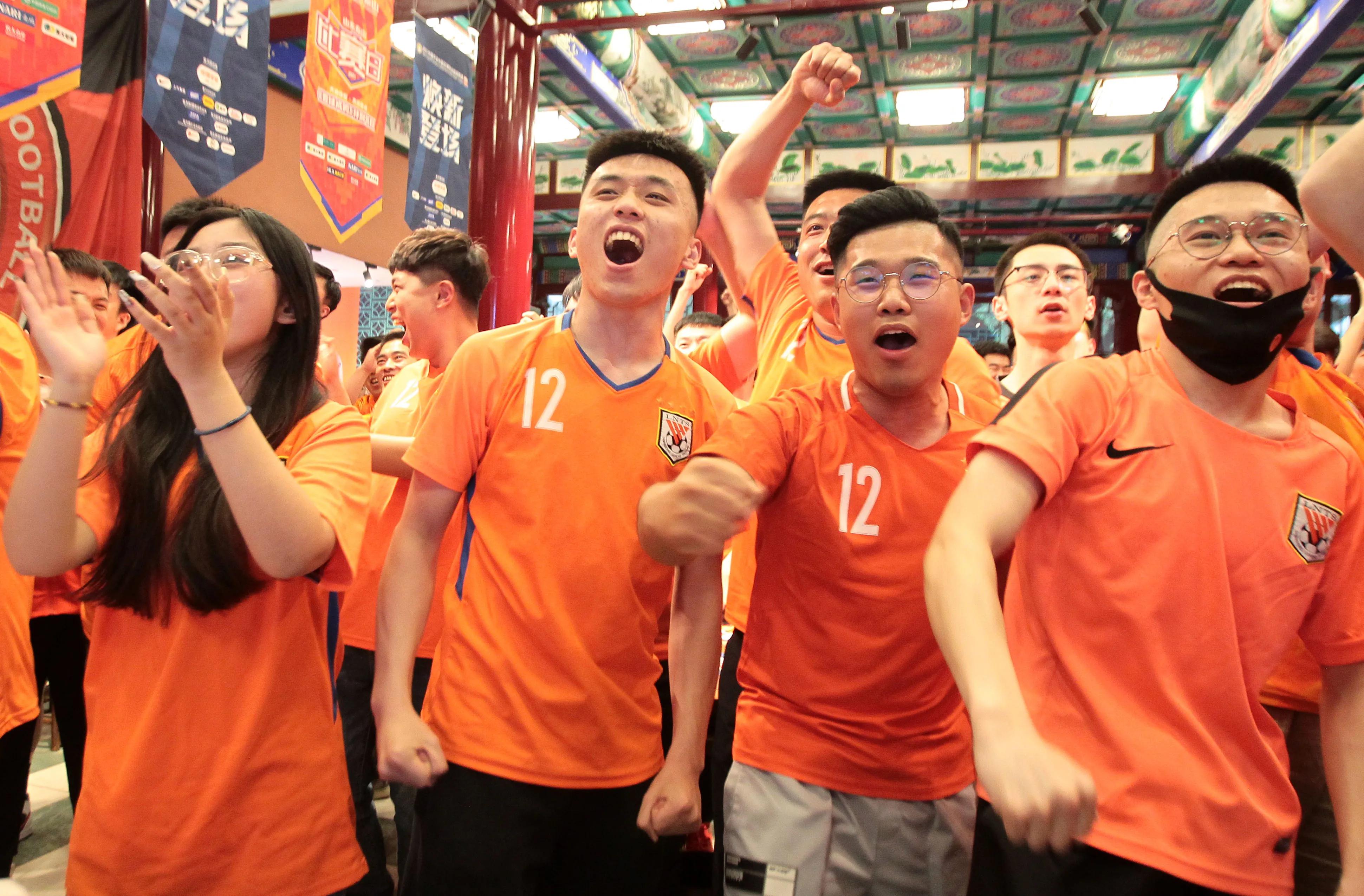 愿岁月可回首且以深情共白头图片,愿岁月可回首且情深共白头谁写的