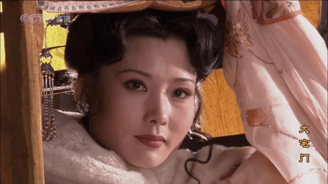 岁月不饶美人?其实皮肤松弛,白发皱纹,根本不影响她们风华绝代