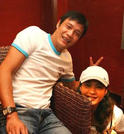 前国脚范志毅女儿给网红当主持，裙子吸睛，与爸爸三婚妻子似闺蜜