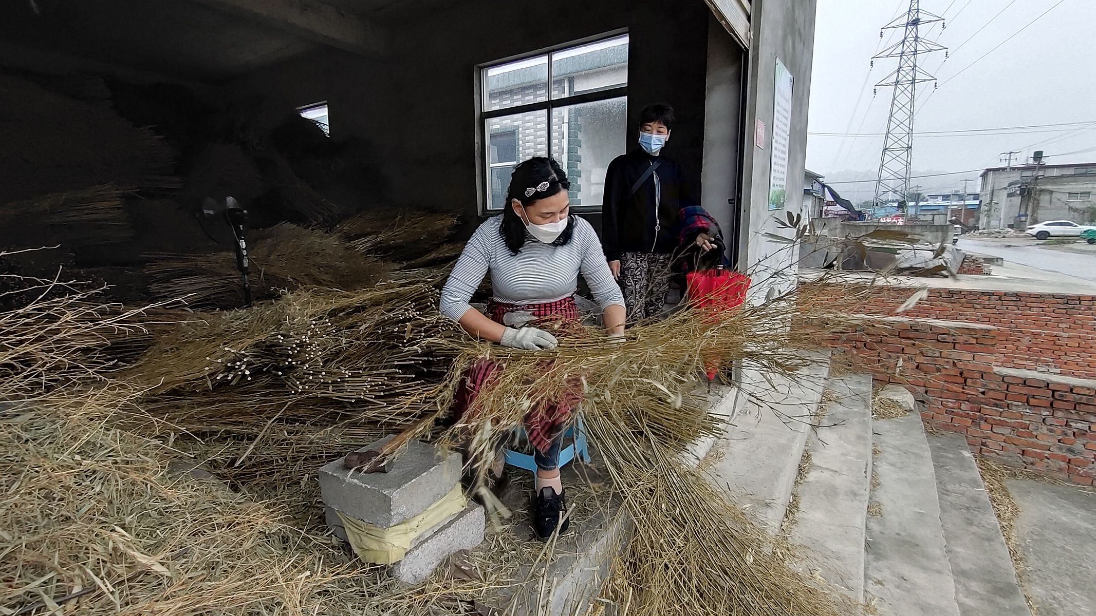 绑扫把老手艺即将失传的手艺,怎么扎竹扫把最简单方法