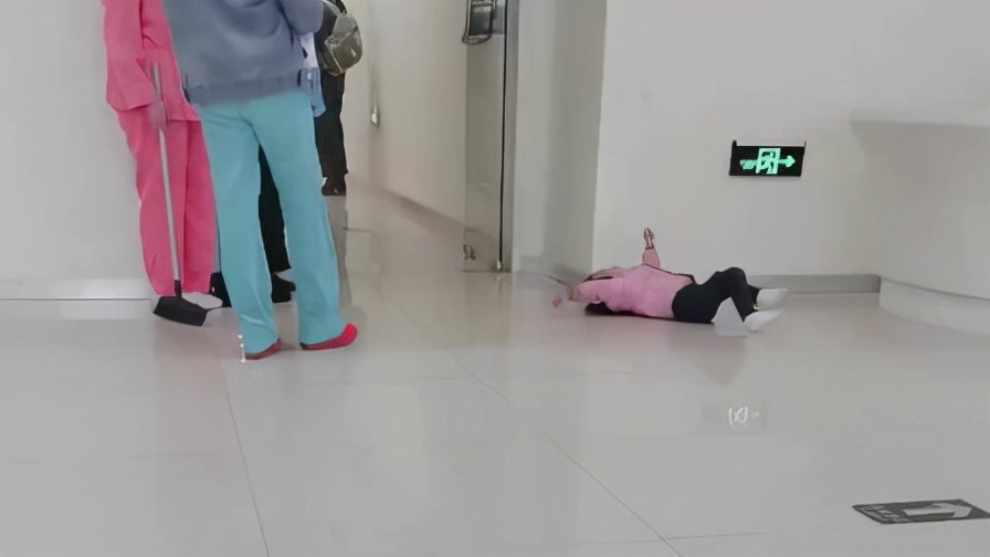 三四岁小孩脾气暴躁经常大哭大闹,3岁孩子脾气暴躁哭闹自己打自己