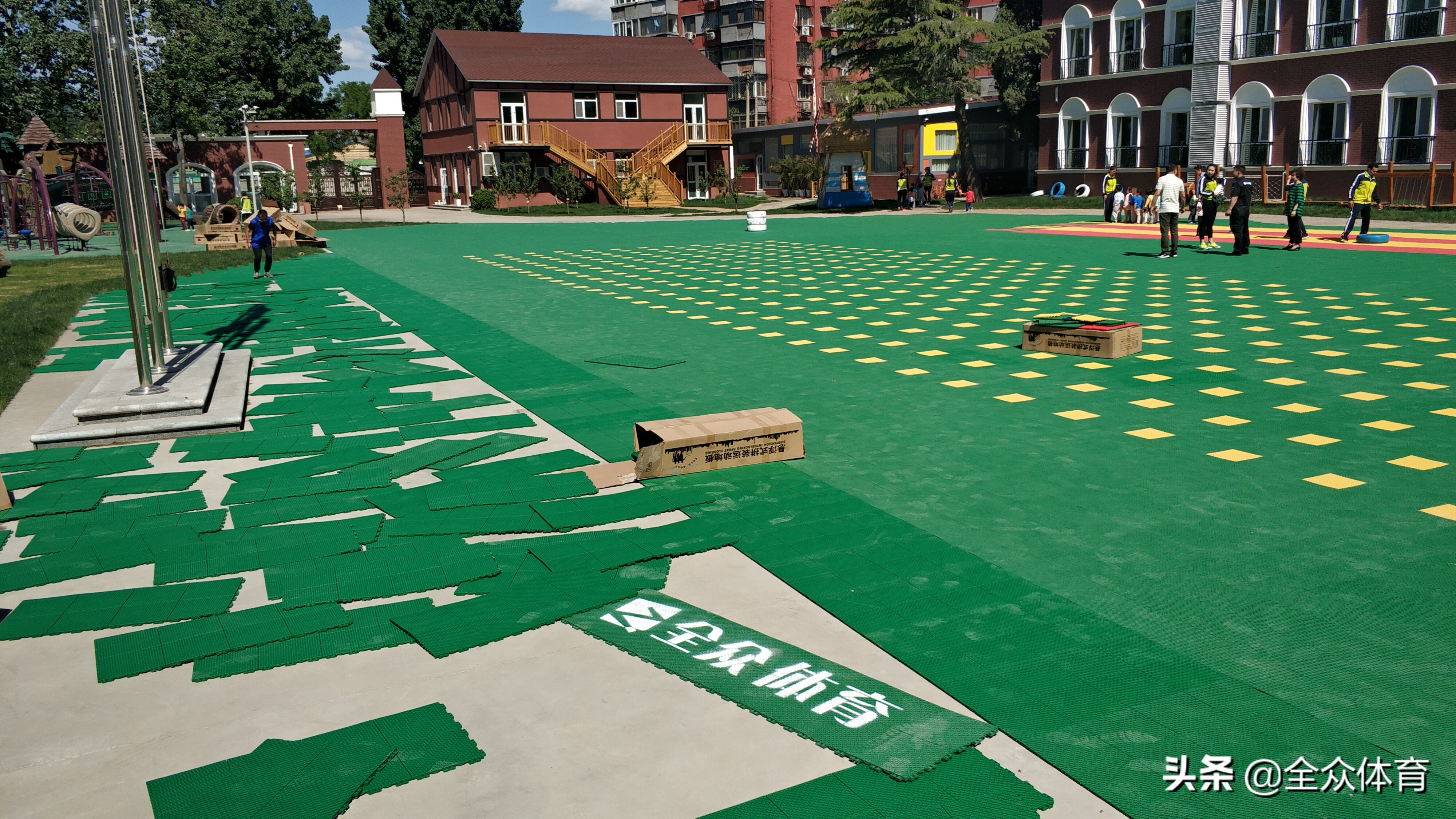 幼儿园院子地面铺什么,幼儿园的地面铺的是什么