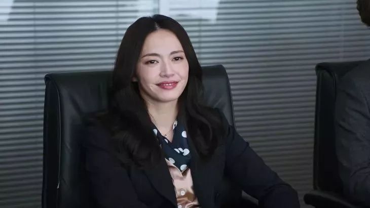 短丝巾搭配衬衫及职业装系法大全,女士黑色衬衣职业装配什么丝巾