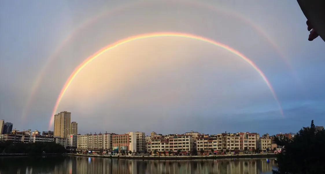 郁南都城暴雨夜景,雨后彩虹五彩丹霞太美了