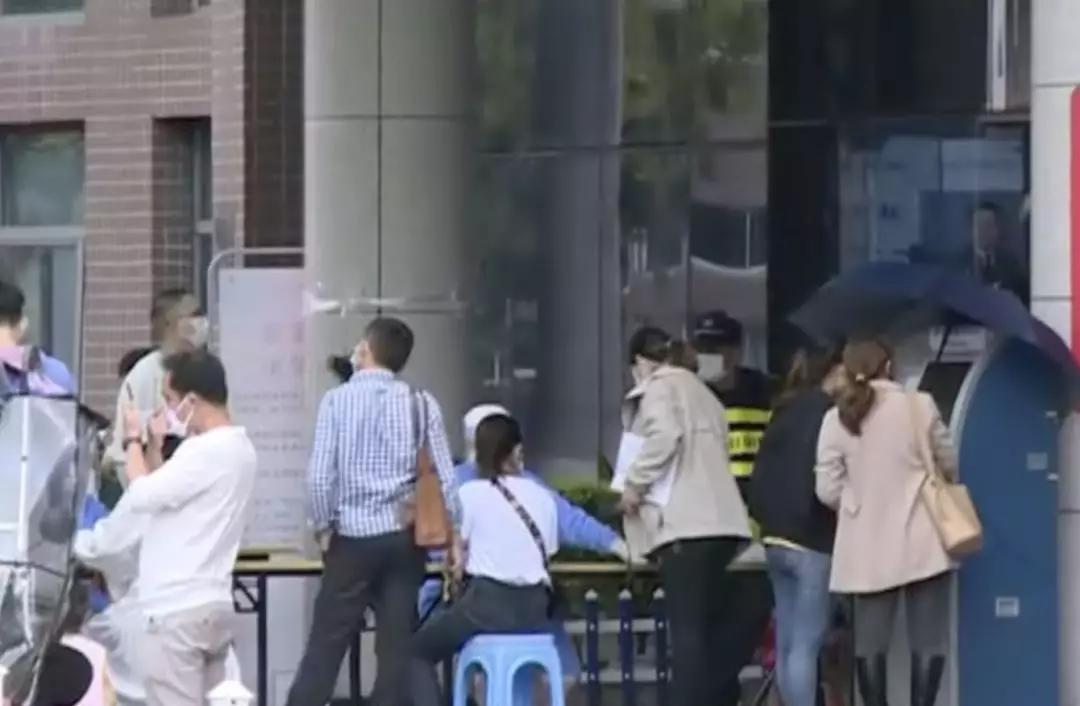 3岁宝宝高烧不退输液,疫情期间3岁宝宝高烧不退