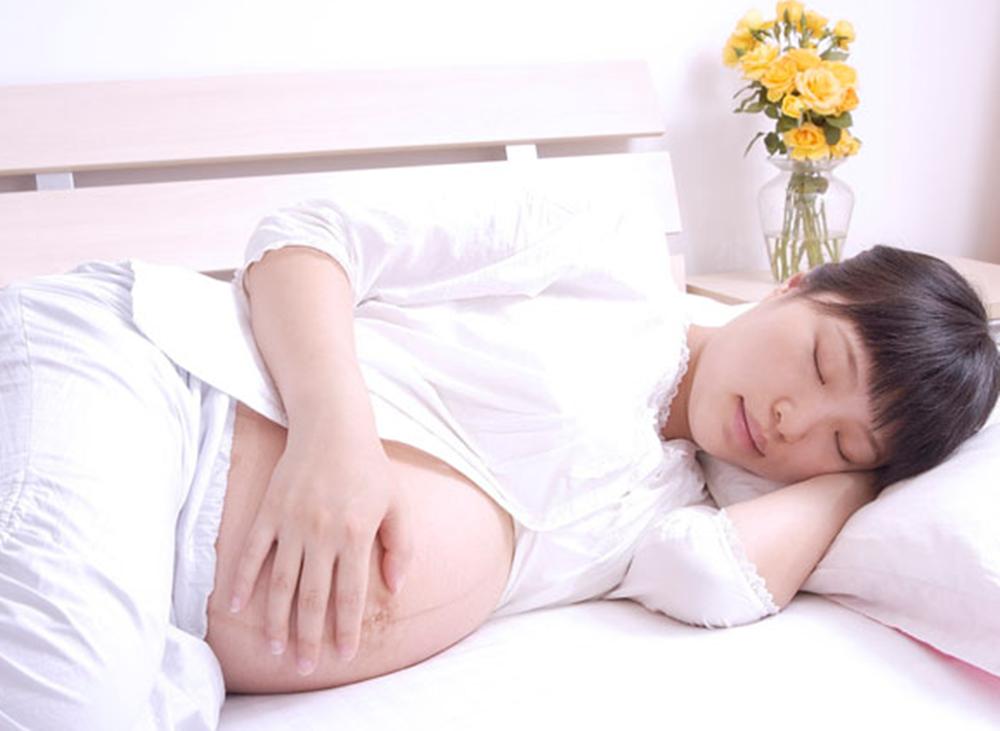 孕期左侧卧睡歪了骨盆,孕期左侧睡宝宝发育不好
