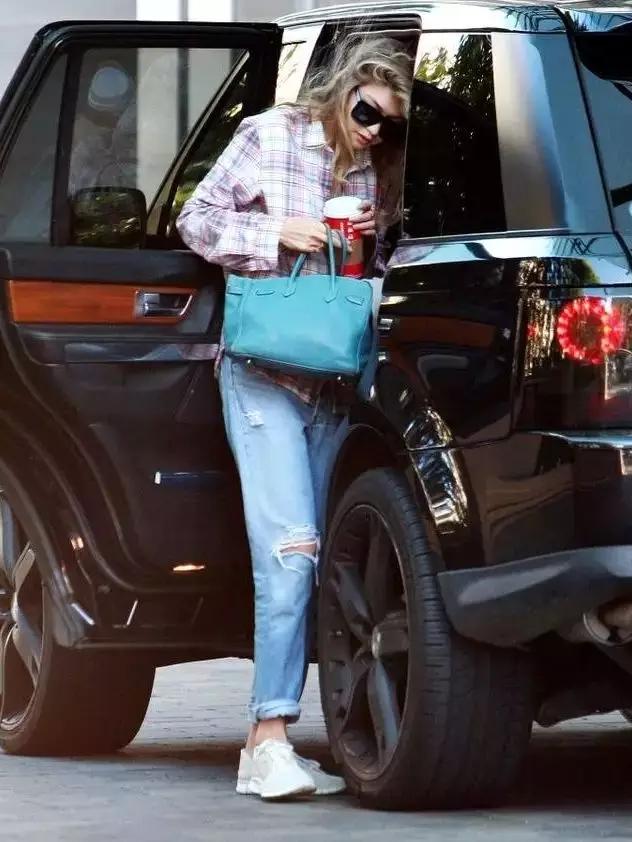 破洞牛仔裤居然被妈妈缝起来了,妈妈把破洞牛仔裤补好了