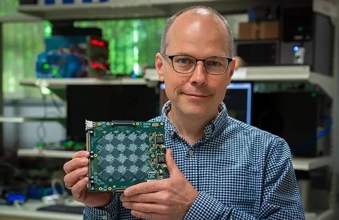 英特尔全新芯片赋能ai训练性能,英特尔发布神经形态芯片超算