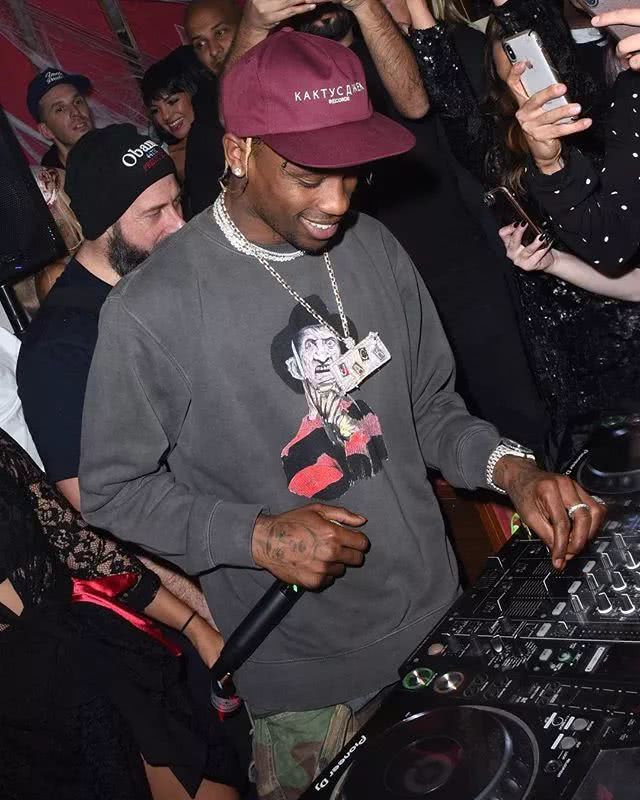 天气冷不想扎头发怎么办,热天洋气又凉快的帽子