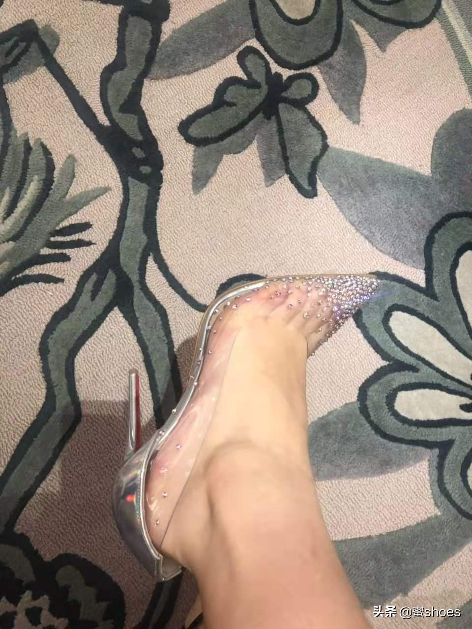 cl红底鞋和玛丽珍鞋区别,cl红底鞋和口红是一个牌子吗