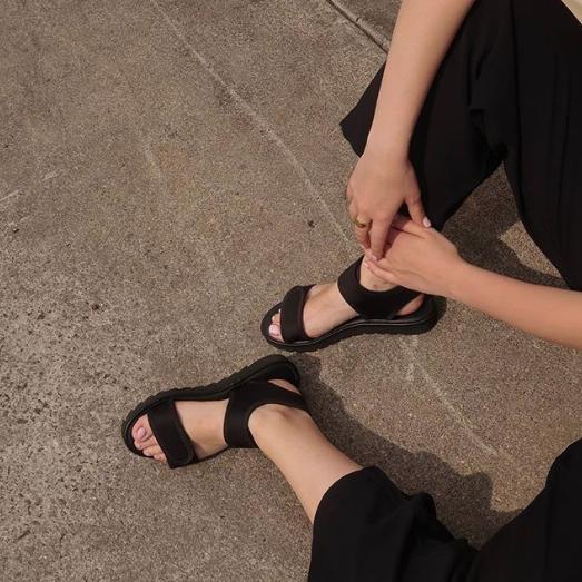 今年最流行凉鞋简单大方百搭,今年流行几款夏日凉鞋时尚百搭