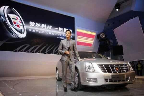 他16岁就开保时捷，曾因母亲重病放弃演戏，如今回归专为豪车代言