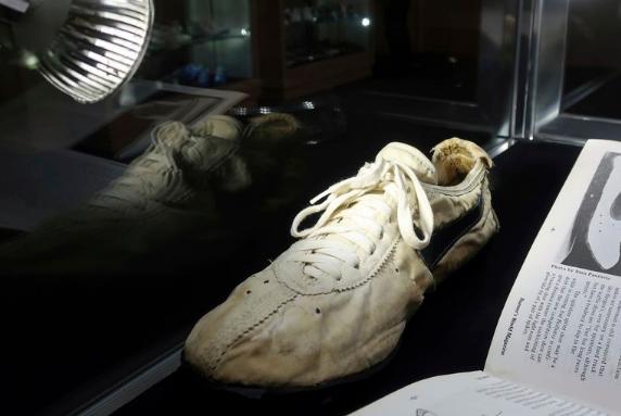 世界上最贵的鞋耐克,耐克最贵的鞋子登月