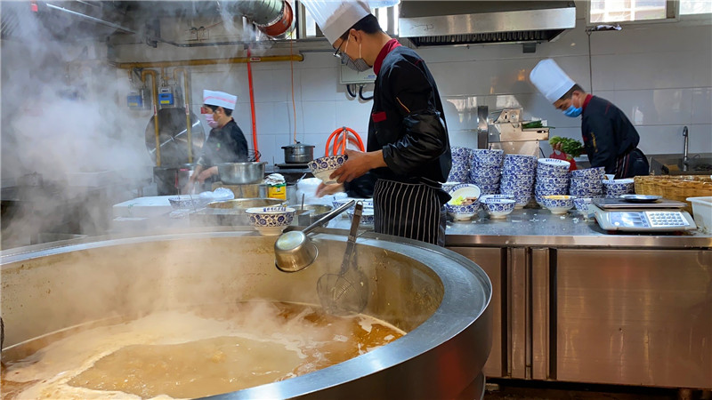 长途跋涉38公里，一人一桌还要量体温，这样的驴肉汤喝得值不值？