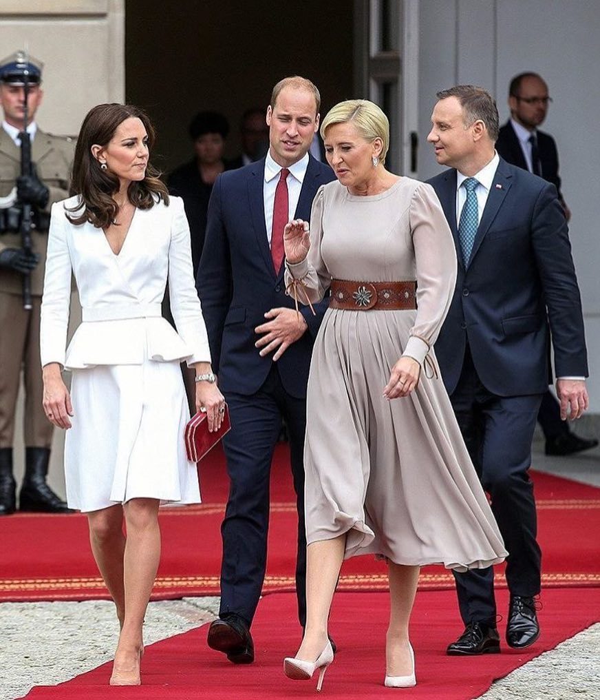 她打遍天下无敌手,红裙让丹麦王妃惨败,同框梅拉尼亚也是稳赢