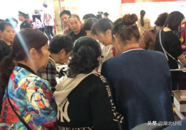 武汉人自己的狂欢！数千人齐聚汉口北海宁皮革品牌广场畅玩“嗨皮大团购”