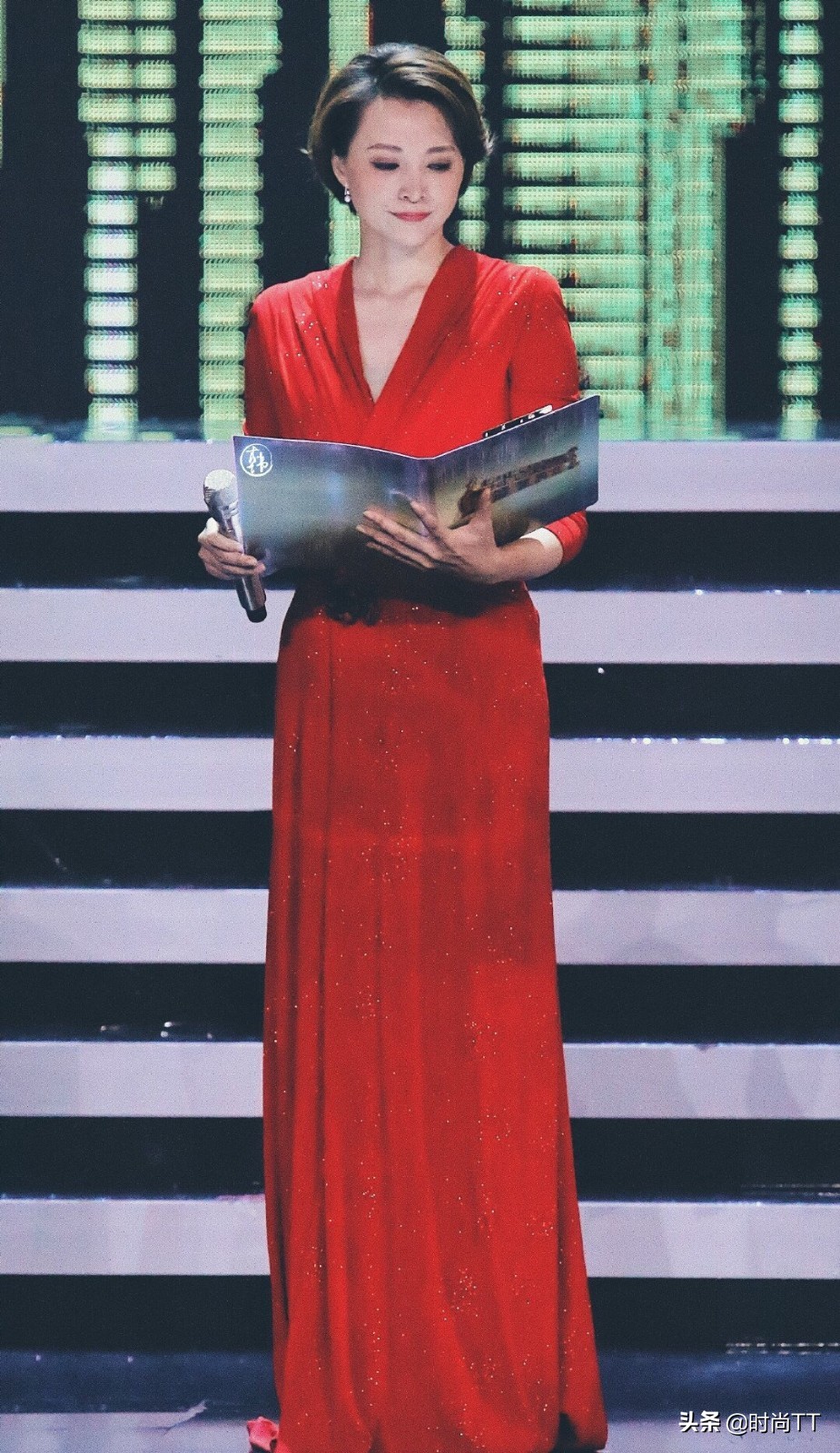 46岁董卿穿衣打扮图,董卿穿吊带裙好看吗