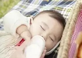 孩子门牙有点黑色是什么原因,儿童门牙发黑是什么原因引起的