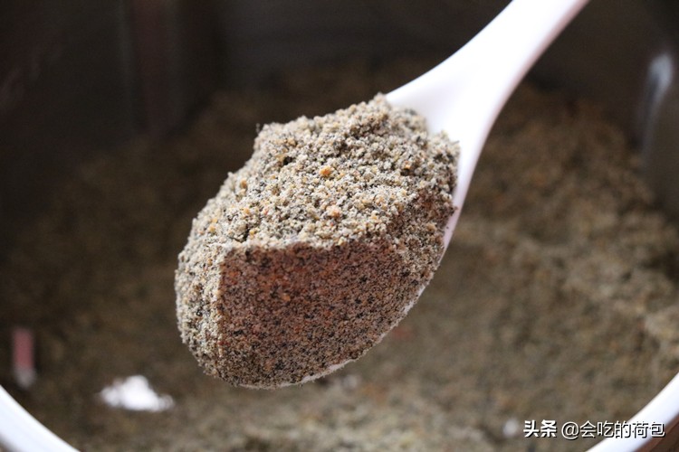 秋天要常吃黑豆，教你1个简单做法，做一次放半年，冲水喝特解馋