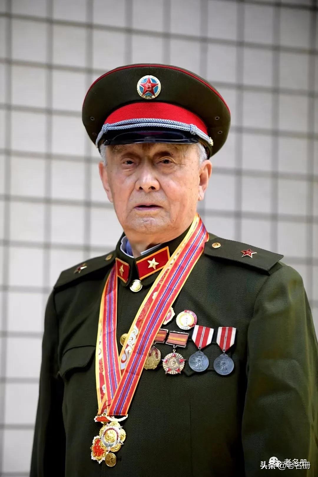 队列指挥员和排头,站在排头的战士