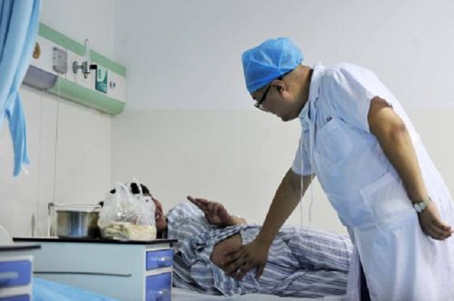 孕妈二胎发动来不及就医，男医生在家里用嘴吸出羊水，引网友点赞