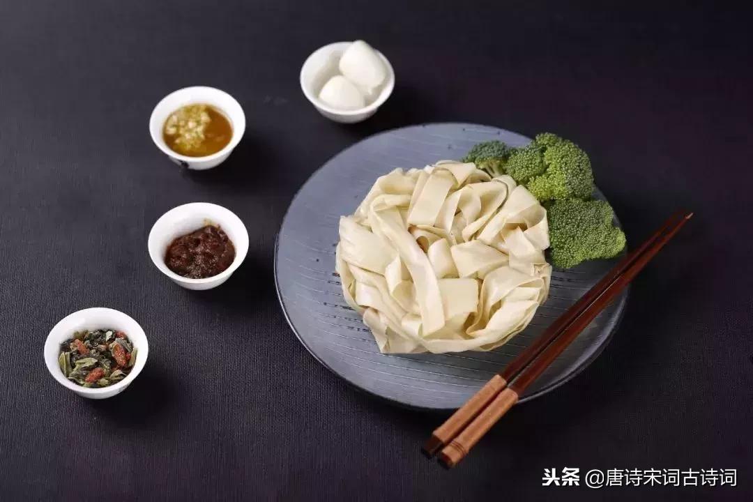 人生在世美食与诗不可辜负,人生如旅唯有美食不可辜负的诗句