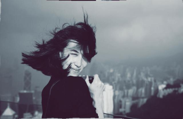 送福利啦!这个有毒的抖音故障风设计网站设计师值得免费拥有