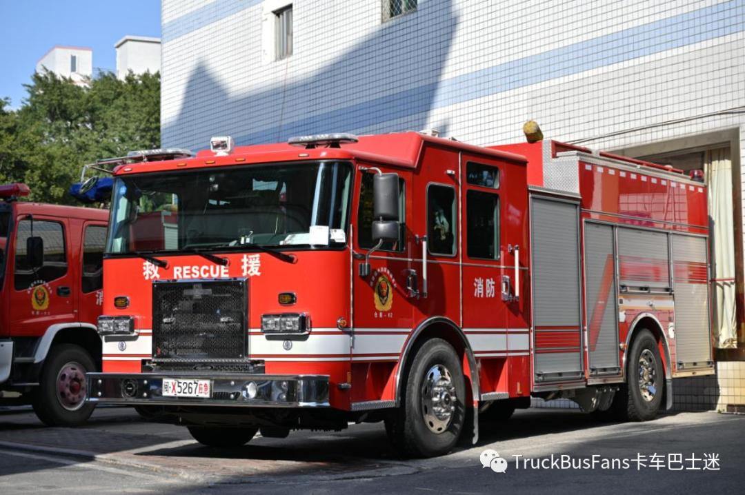 豪士科超高层供液消防车,供液能力达到420米,采用550马力底盘