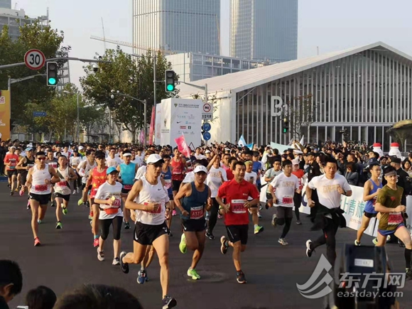 2019上海国际马拉松开跑,体育明星参加马拉松